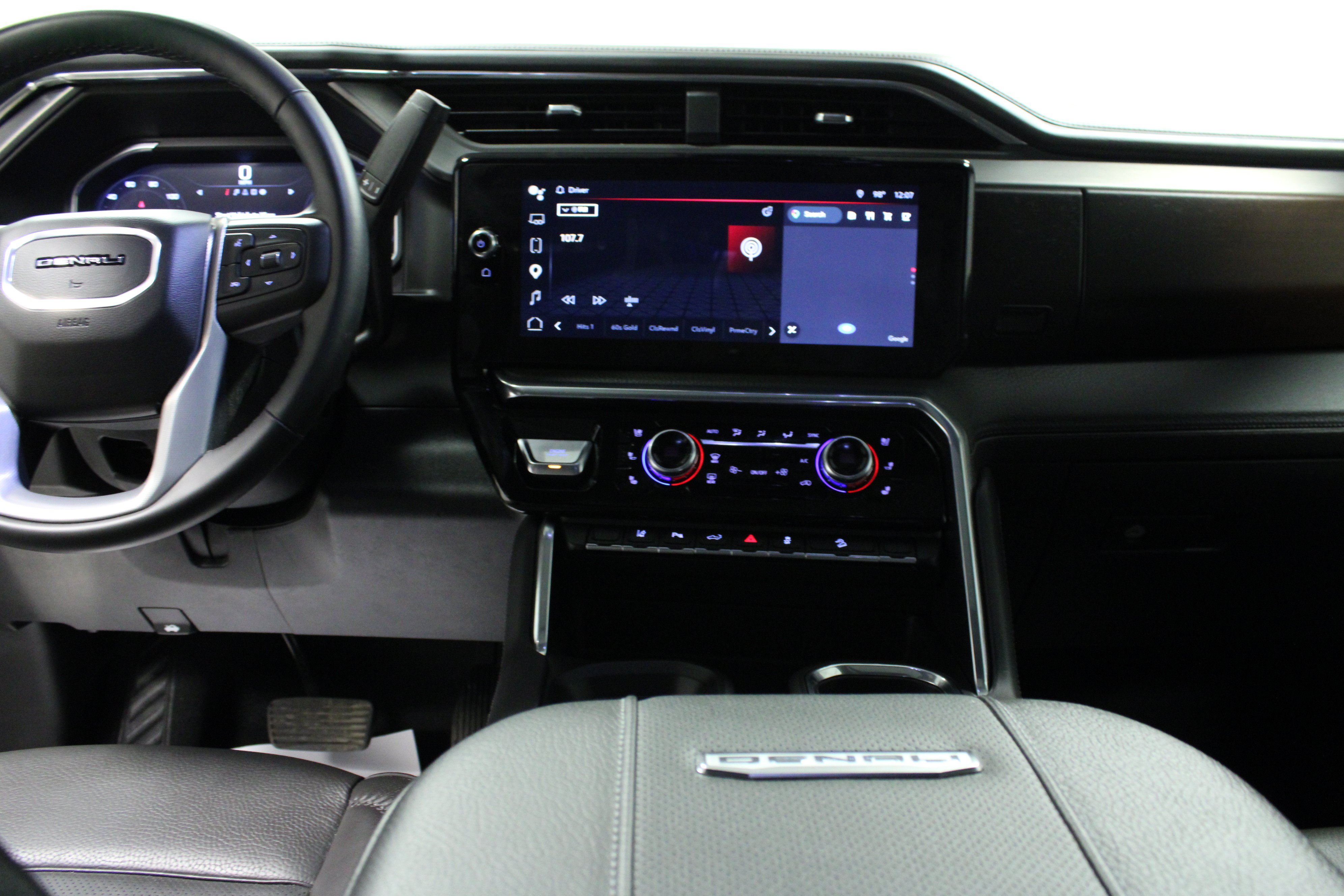 Used 2025 GMC Sierra 2500 Denali w/ Technology Package AWD/4WD image 18