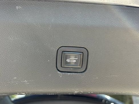 Used 2018 Buick Enclave Essence AWD/4WD image 9