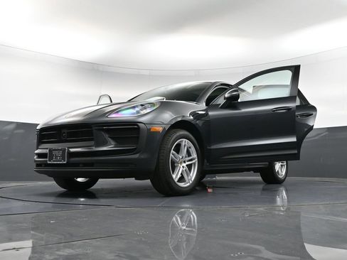 Certified 2025 Porsche Macan AWD/4WD image 39