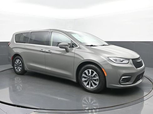 Used 2022 Chrysler Pacifica Touring-L FWD image 7