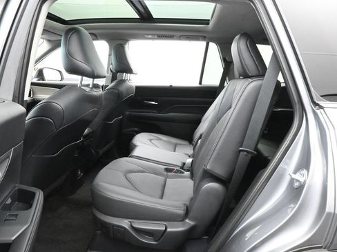 Used 2025 Toyota Grand Highlander AWD image 32
