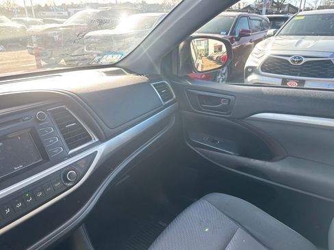 Used 2019 Toyota Highlander LE image 27