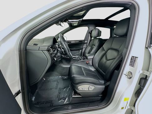 Certified 2022 Porsche Macan AWD/4WD image 5