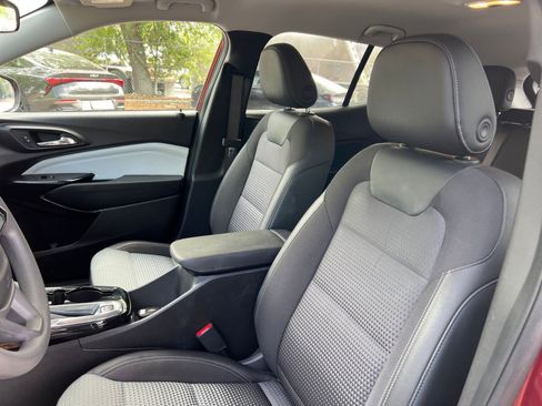 Used 2025 Chevrolet Trax LT image 33