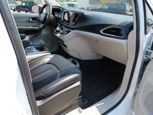 Used 2023 Chrysler Pacifica Touring-L FWD image 28