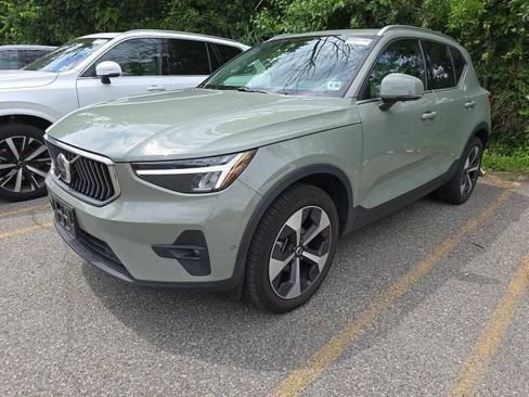 Used 2025 Volvo XC40 B5 Plus AWD/4WD image 2