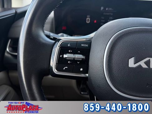 Used 2025 Kia Carnival FWD image 19