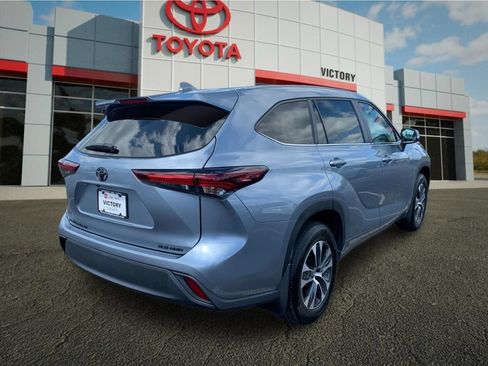 Used 2024 Toyota Highlander XLE AWD/4WD image 3