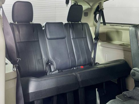 Used 2015 Chrysler Town & Country Touring image 25