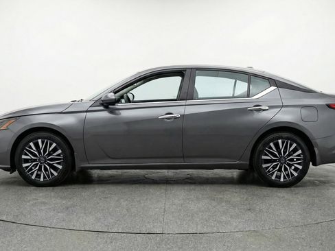 Used 2025 Nissan Altima 2.5 SV FWD image 5