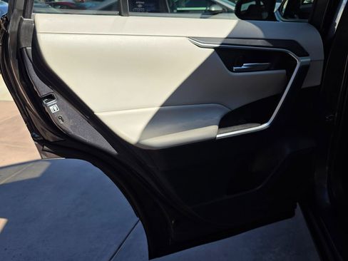 Used 2020 Toyota RAV4 XLE Premium image 27