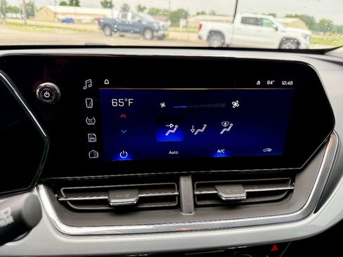 Used 2025 Chevrolet Trax LT w/ Driver Confidence Package FWD image 17