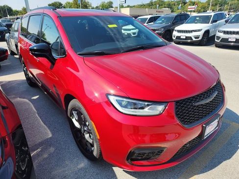 New 2026 Chrysler Pacifica Limited w/ S Appearance Package image 1