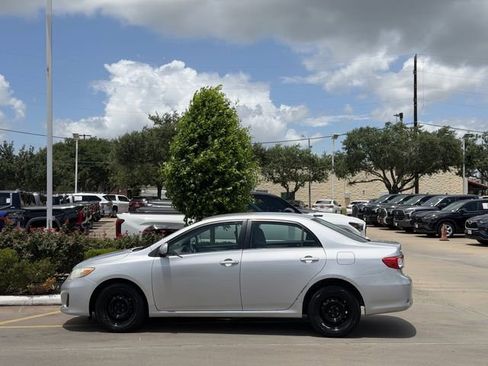 Used 2011 Toyota Corolla LE FWD image 3