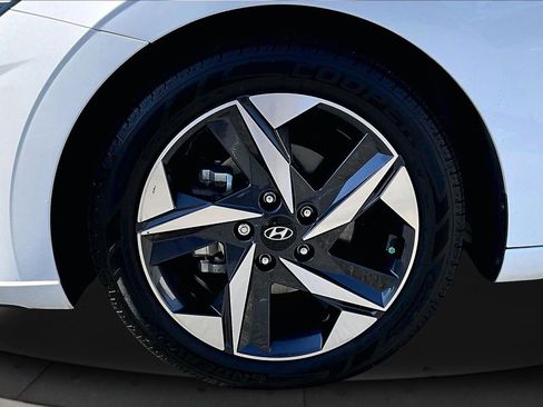 Used 2023 Hyundai Elantra Limited image 32