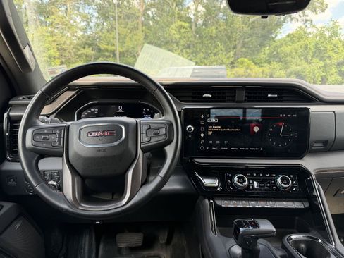 Used 2025 GMC Sierra 1500 AT4 w/ Technology Package AWD/4WD image 18