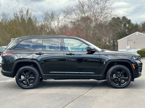 Used 2025 Jeep Grand Cherokee Altitude AWD/4WD image 7