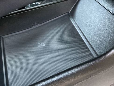 Used 2025 Volkswagen Atlas SE image 16