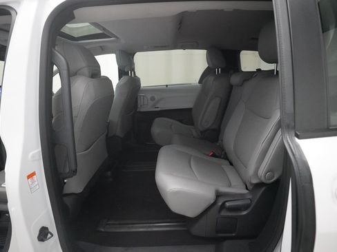 Used 2025 Toyota Sienna XLE FWD image 16