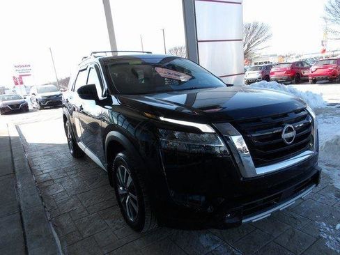Certified 2024 Nissan Pathfinder SL image 3