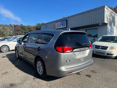 Used 2017 Chrysler Pacifica Touring FWD image 3