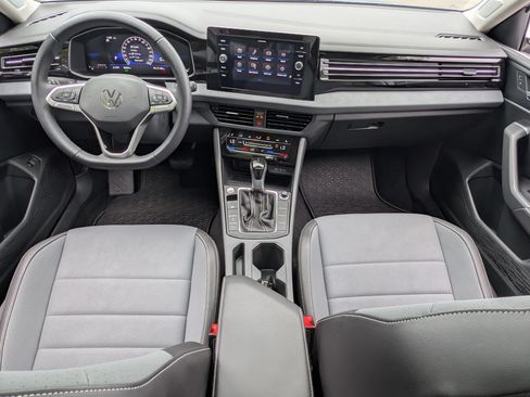 Used 2025 Volkswagen Jetta SE w/ Sunroof Package FWD image 23