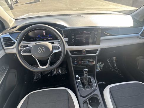 Certified 2025 Volkswagen Taos SE w/ Panoramic Sunroof Package image 7