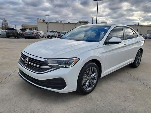 Certified 2023 Volkswagen Jetta SE image 7