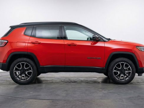 Used 2025 Jeep Compass Trailhawk AWD/4WD image 11