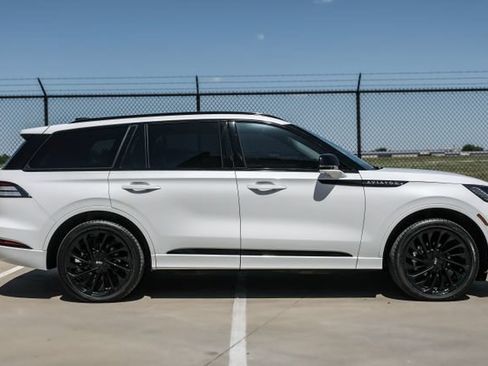 Used 2025 Lincoln Aviator Reserve w/ Jet Appearance Package AWD/4WD image 10