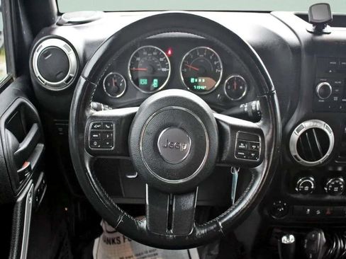 Used 2016 Jeep Wrangler Unlimited Rubicon w/ Connectivity Group AWD/4WD image 22