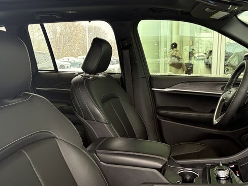 Used 2025 Jeep Grand Cherokee Limited w/ Luxury Tech Group II image 19