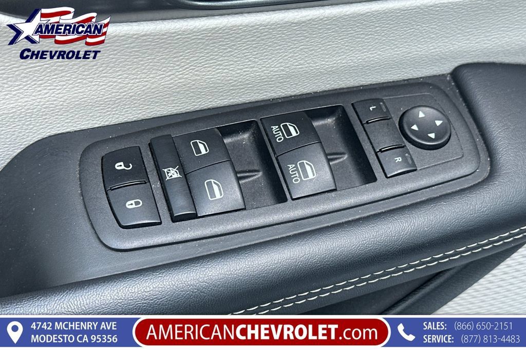 Used 2023 Chrysler Pacifica Touring-L FWD image 12