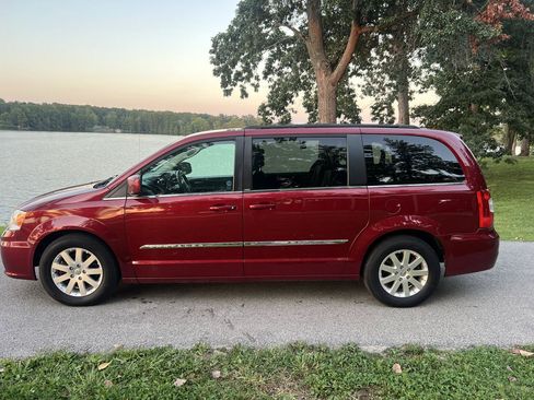 Used 2013 Chrysler Town & Country Touring FWD image 1
