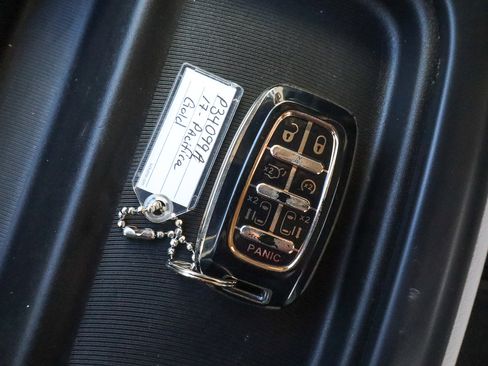 Used 2017 Chrysler Pacifica Touring-L image 31