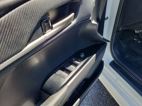 Used 2025 Toyota Camry SE w/ Convenience Package image 9