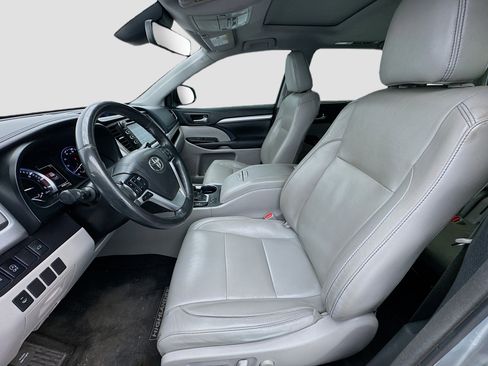 Used 2017 Toyota Highlander XLE w/ Carpet Mat Package image 13