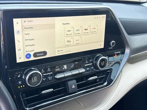 Used 2023 Toyota Highlander Limited image 23