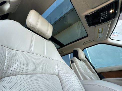 Used 2019 Land Rover Range Rover HSE image 14
