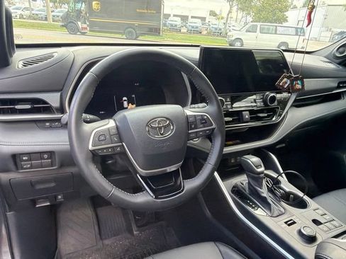 Used 2025 Toyota Highlander XSE AWD/4WD image 5