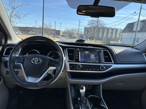 Used 2016 Toyota Highlander XLE image 3