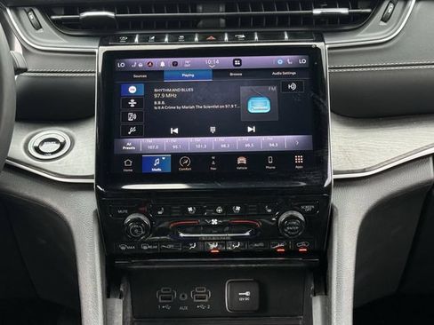 Used 2024 Jeep Grand Cherokee L Limited w/ Luxury Tech Group II AWD/4WD image 17
