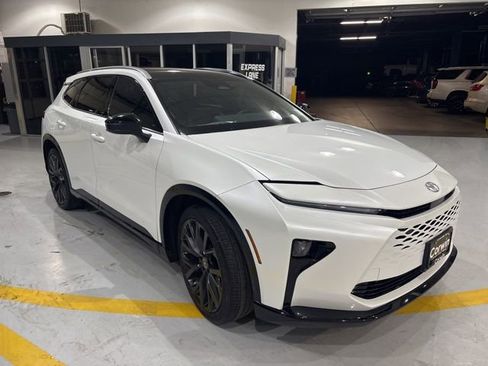 Used 2025 Toyota Crown Signia image 4