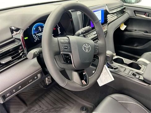 Used 2025 Toyota Camry SE w/ Convenience Package image 14