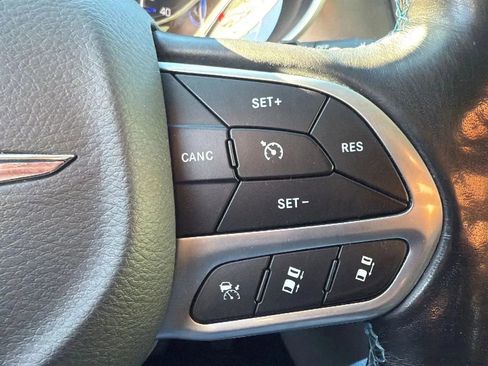 Used 2021 Chrysler Pacifica Touring-L FWD image 11