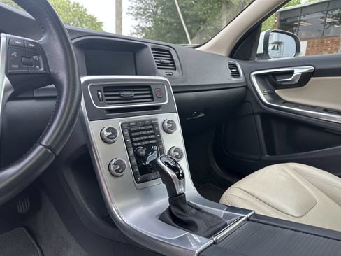 Used 2017 Volvo V60 T5 Premier w/ Convenience Package FWD image 19