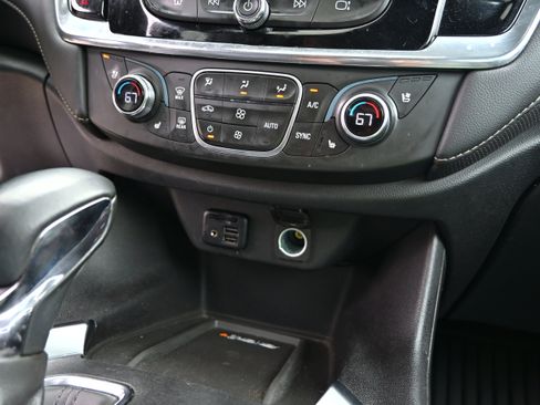 Used 2023 Chevrolet Traverse Premier image 23