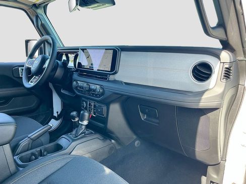 Used 2025 Jeep Wrangler Unlimited Sahara w/ Safety Group image 27