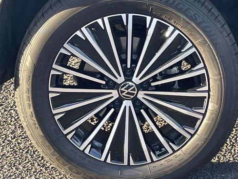 Used 2025 Volkswagen Tiguan S image 8