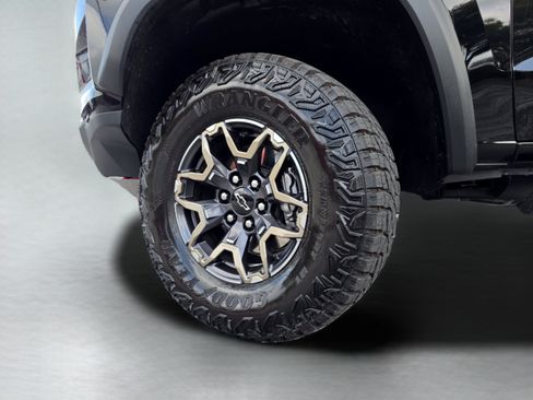 Used 2025 Chevrolet Colorado ZR2 w/ Technology Package AWD/4WD image 43